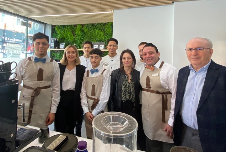 La consejera de Política Social, Familias e Igualdad, Conchita Ruiz, junto con el presidente de Cáritas Región de Murcia, José Antonio Planes, durante su visita a la cafetería de la Escuela de Hostelería de inserción sociolaboral que gestiona la entidad