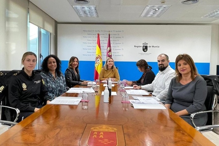 La consejera de Política Social, Familias e Igualdad, Conchita Ruiz, junto a los miembros del jurado durante la deliberación de las Distinciones ...