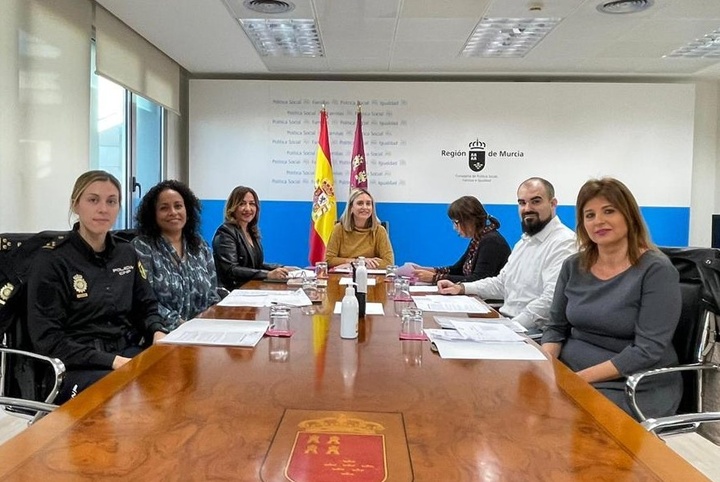 La consejera de Política Social, Familias e Igualdad, Conchita Ruiz, junto a los miembros del jurado durante la deliberación de las Distinciones 25N