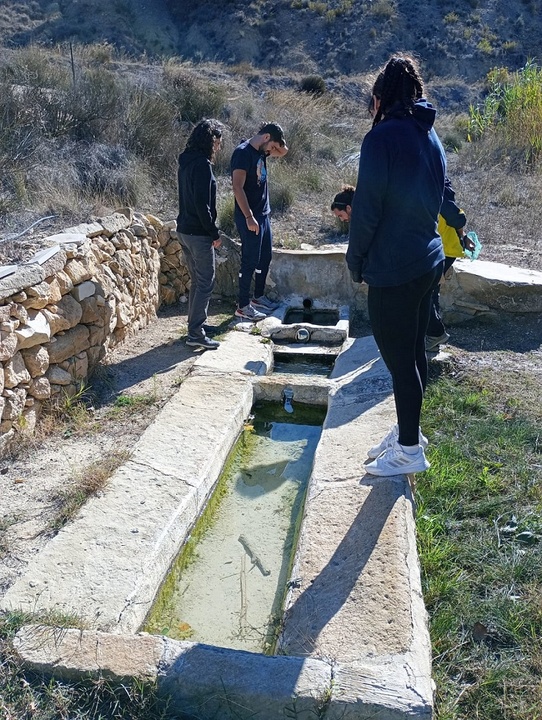 Actividades de voluntariado de herpetofauna en una fuente, llevadas a cabo por la Asociación Caramucel