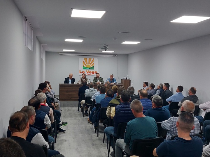 La consejera de Agricultura preside la reunión con agricultores de fruta de hueso en Cieza