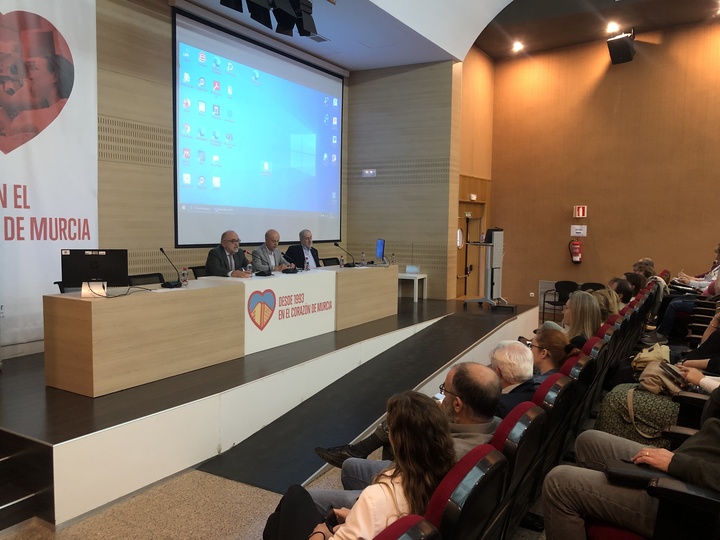 El director general de Salud Pública y Adicciones, José Jesús Guillén, inauguró la jornada técnica sobre chinches de cama en el hospital Morales Meseguer