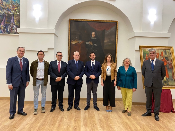 Representantes de la Comunidad Autónoma, el Ayuntamiento, el Cabildo de Cofradías y el Centro de Restauración, situados ante la obra.