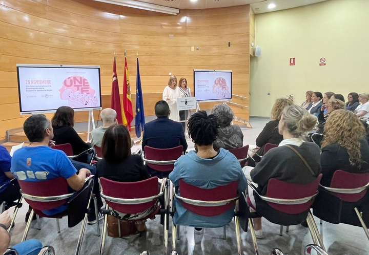 La consejera de Política Social, Familias e Igualdad, Conchita Ruiz, durante la presentación del programa de actividades por el Día internacional para la Eliminación de la Violencia contra las Mujeres