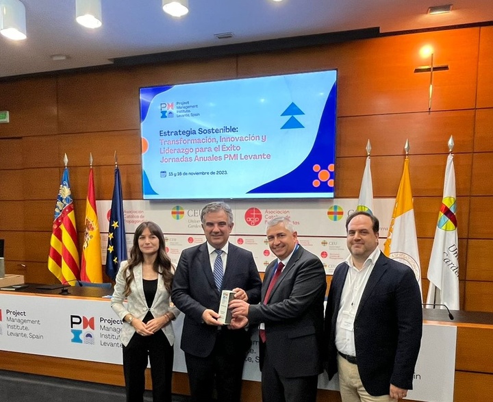 Vázquez recoge el premio a la excelencia en la gestión concedido por 'Project Management International Levante' al proyecto 'ThinkINAzul' de protección de los ecosistemas marinos