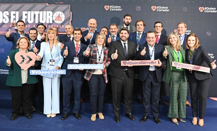 López Miras, con la delegación de la Región de Murcia en el acto de reivindicación del Corredor Mediterráneo