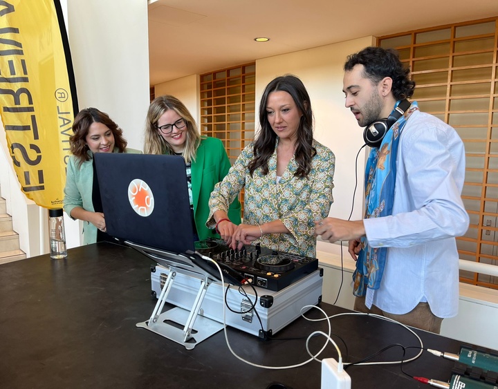 La consejera Carmen Conesa, con la presidenta de AJE, Almudena Abellán y la directora general de Juventud, Carmen Muñoz, pincha música en el festival