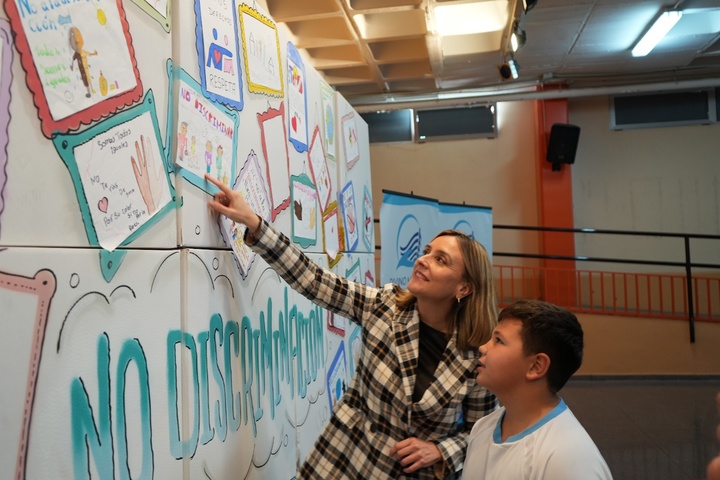 La consejera de Política Social, Familias e Igualdad, Conchita Ruiz, junto a los alumnos del centro educativo Divino Maestro de Murcia