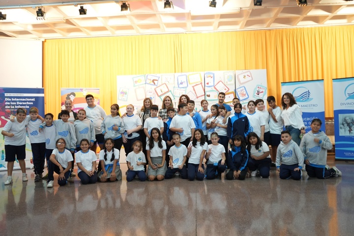 La consejera de Política Social, Familias e Igualdad, Conchita Ruiz, junto a los alumnos del centro educativo Divino Maestro de Murcia (1)