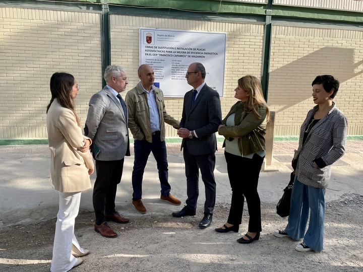 El consejero Víctor Marín visitó hoy el  CEIP Francisco Caparrós de Mazarrón donde se han cambiado las cubiertas y se han instalado placas solares 1