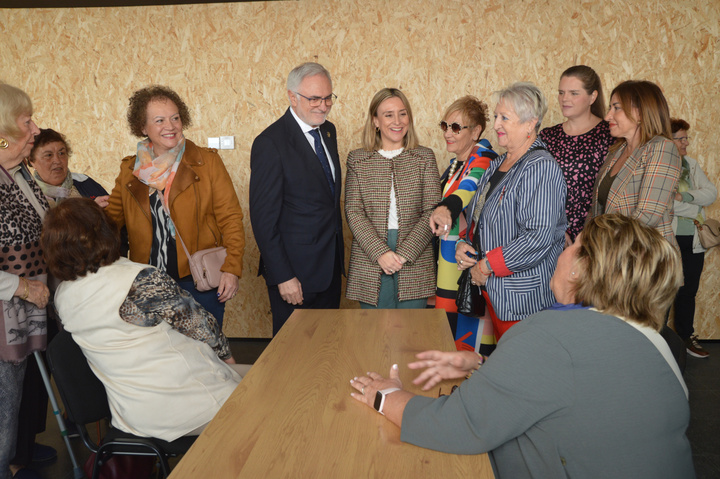 La consejera de Política Social, Familias e Igualdad, Conchita Ruiz, junto con el alcalde de Torre Pacheco, Pedro Ángel Roca, durante la inauguración del Centro de Empoderamiento de la Mujer del municipio