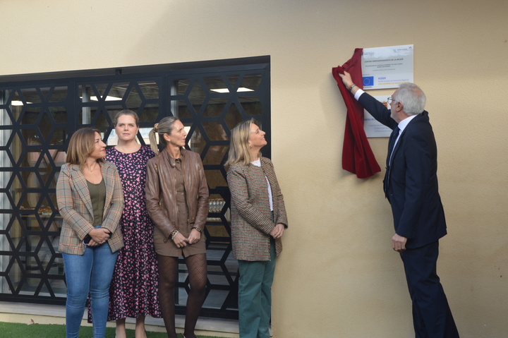 La consejera de Política Social, Familias e Igualdad, Conchita Ruiz, junto con el alcalde de Torre Pacheco, Pedro Ángel Roca, durante la inauguración del Centro de Empoderamiento de la Mujer del municipio (2 de 3)