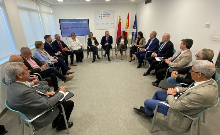 El consejero de Salud, Juan José Pedreño, mantuvo un encuentro con los responsables de todas las áreas de salud, para exponer las principales líneas de trabajo de la legislatura