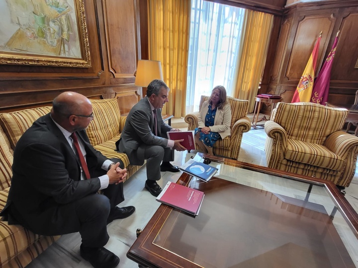 El Consejero de Medio Ambiente, Universidades, Investigación y Mar Menor, Juan María Vázquez, se reúne con la presidenta de la Asamblea Regional,...