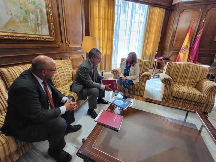 El Consejero de Medio Ambiente, Universidades, Investigación y Mar Menor, Juan María Vázquez, se reúne con la presidenta de la Asamblea Regional, Visitación Martínez, a quien entrega el informe anual de ejecución de medidas de recuperación y protección del Mar Menor