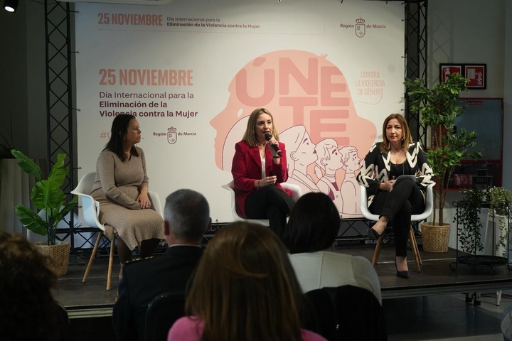 La consejera de Política Social, Familias e Igualdad, Conchita Ruiz, durante la presentación del balance del I Pacto regional contra la Violencia de Género