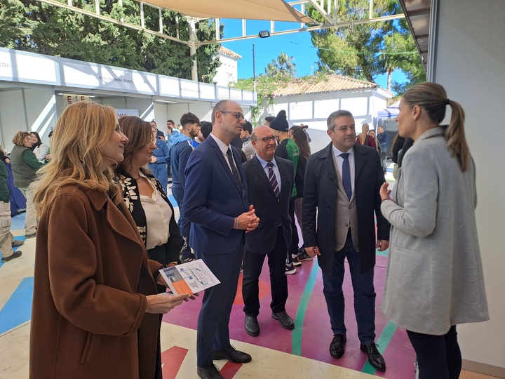 El consejero de Educación, Formación Profesional y Empleo, Víctor Marín, visitó hoy el V Foro de Empleo de Alcantarilla (2).