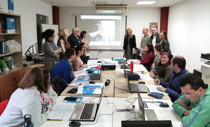 La directora general del SEF, Marisa López, visitó a los participantes del curso  'Auxiliar de Manipulado y Finalización de Productos Gráficos', que desarrolla el Centro Especial de Empleo de Feycsa en Molina de Segura(2).