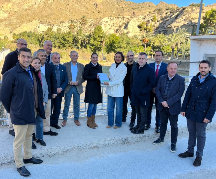 Las consejera Carmen Conesa y Sara Rubira, junto con representantes del ICOMOS y los ayuntamientos y asociaciones del Valle de Ricote.