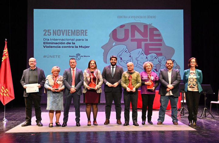 El jefe del Ejecutivo regional, Fernando López Miras, presidió hoy en Torre Pacheco el acto institucional de entrega de distinciones con motivo del Día Internacional para la Eliminación de la Violencia contra la Mujer.