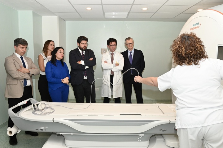 El presidente del Gobierno regional, Fernando López Miras, en su visita al Hospital Virgen del Castillo de Yecla