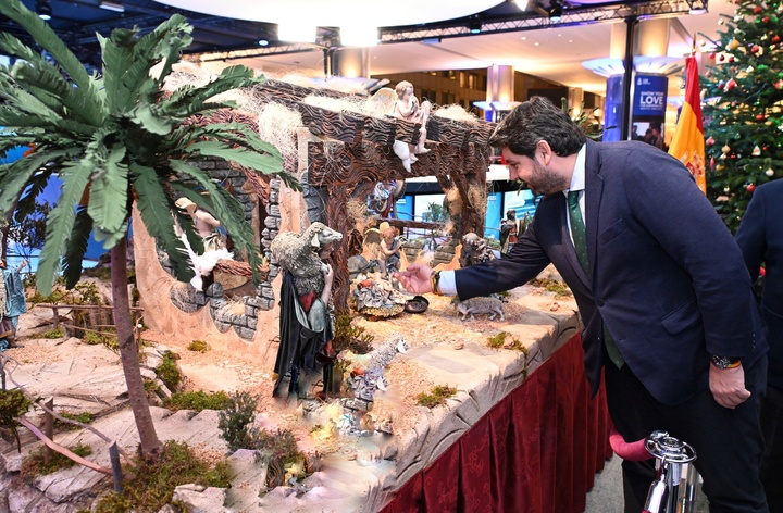 López Miras destaca que "la Región de Murcia es embajadora de la Navidad" con uno de sus belenes en el Parlamento Europeo