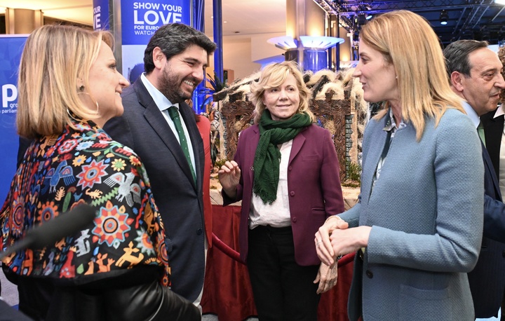 El presidente de la Comunidad, Fernando López Miras, con la presidenta del Parlamento Europeo, Roberta Metsola, durante la inauguración del belén tradicional murciano instalado en la sede del Parlamento Europeo