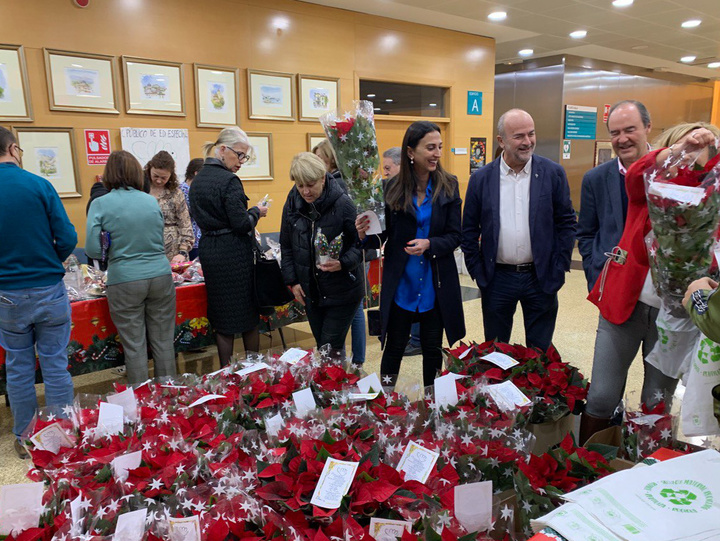 Foto de la consejera Sara Rubira en la venta de Flor de Pascua que han realizado los alumnos del Colegio de Educación Especial Santísimo Cristo de la Misericordia en la Consejería de Agua, Agricultura, Ganadería y Pesca