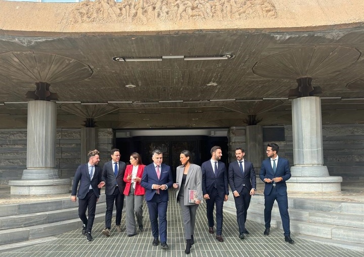 La consejera de Turismo, Cultura, Juventud y Deportes, Carmen Conesa, tras la presentación de los Presupuestos en la Asamblea, junto al equipo directivo de la Consejería