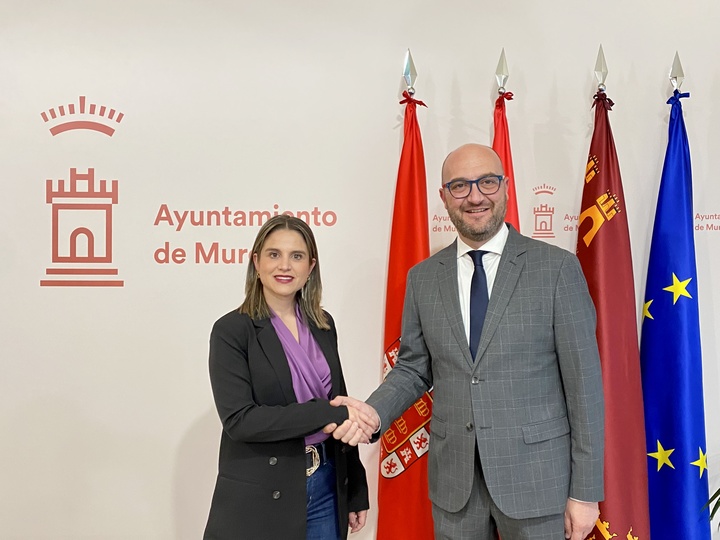 Reunión de la directora general de Movilidad y Transporte, María Dolores Solana, y el concejal de Movilidad, Gestión Económica y Contratación del Ayuntamiento de Murcia, José Francisco Muñoz.