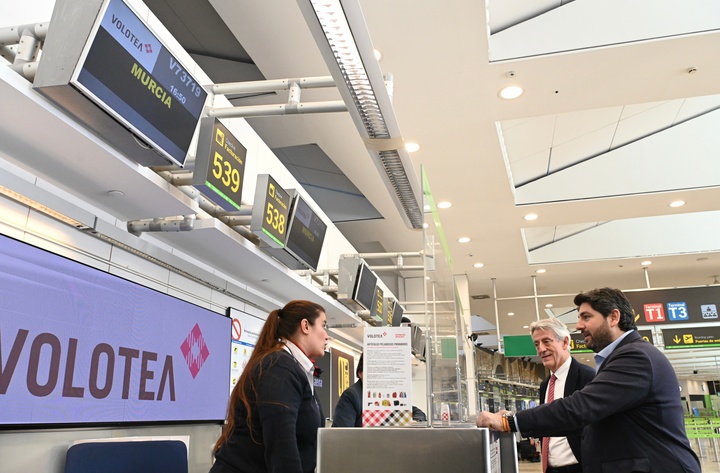 López Miras, junto al cofundador de Volotea, Lázaro Ros, antes de embarcar en el primer trayecto Madrid-Murcia