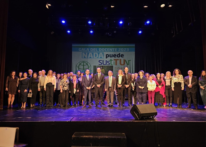 El Gobierno regional felicita a los homenajeados en la 'Gala del Docente' organizada por ANPE (1)
