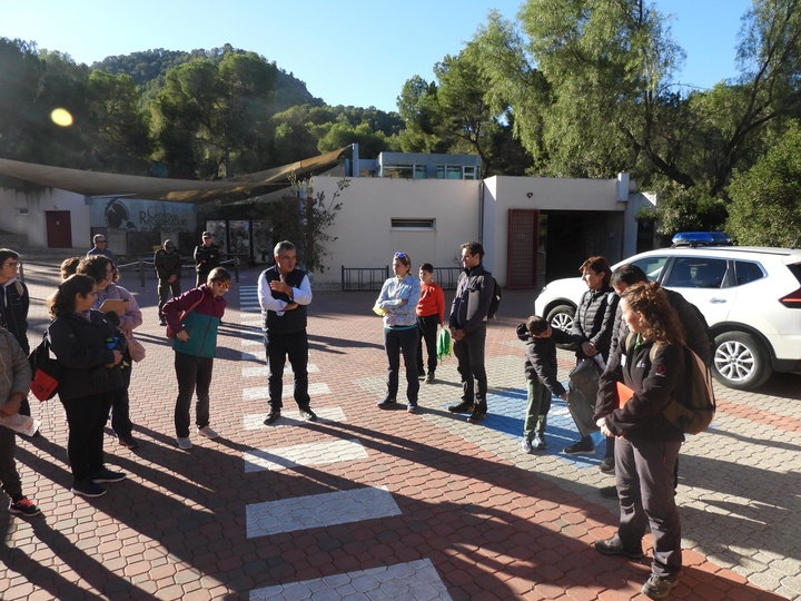 El consejero de Medio Ambiente participa en 'Libera El Valle de basuraleza', actividad destinada a la limpieza de residuos en este espacio natural (1)