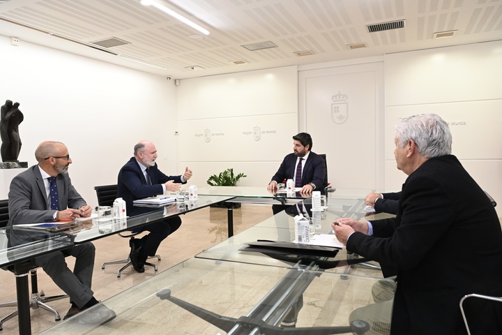 El presidente de la Comunidad, Fernando López Miras, durante la reunión con el presidente del Grupo Tragsa, Jesús Casas