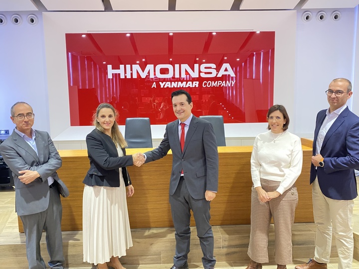 El consejero de Fomento y la vicepresidenta de Himoinsa han suscrito hoy un convenio para ejecutar las obras de mejora del drenaje de la carretera...
