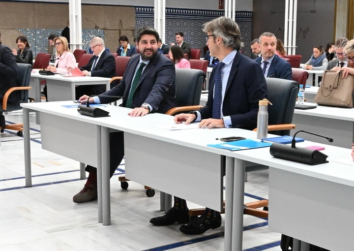 El presidente del Gobierno regional, Fernando López Miras, y el consejero de Economía, Hacienda y Empresa, Luis Alberto Marín, en la Asamblea.