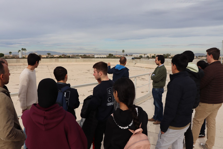 Alumnos del grado de Ingeniería Civil de la UPCT, durante su visita al tanque ambiental de la EDAR de Torre Pacheco.