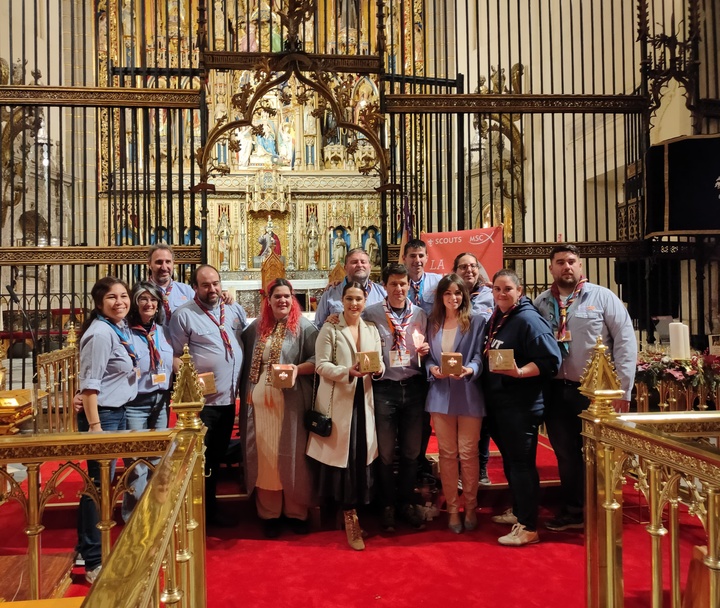 Imagen del artículo La 'Luz de la Paz de Belén' se distribuye en la Catedral a delegaciones de scouts de toda España