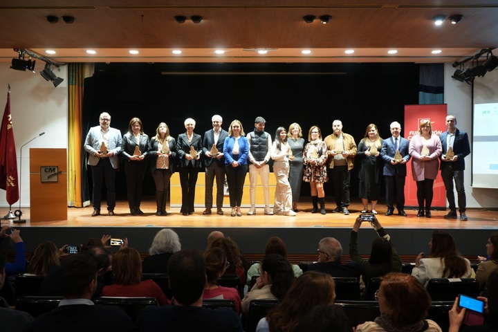 La consejera de Política Social, Familias e Igualdad, Conchita Ruiz, junto a las empresas participantes en el proyecto de inserción sociolaboral de jóvenes extutelados por la Comunidad