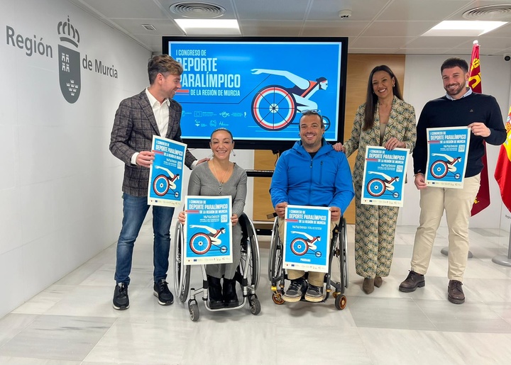 La consejera Carmen Conesa (2d), en el acto de presentación del Congreso de Deportes Paralímpicos.