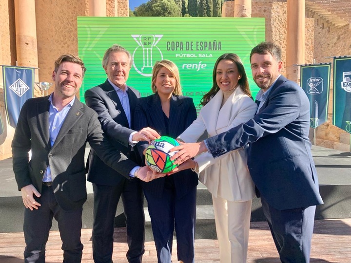 La consejera Carmen Conesa, la alcaldesa de Cartagena, Noelia Arroyo, y autoridades asistentes al sorteo de la Copa de España de Fútbol-Sala.