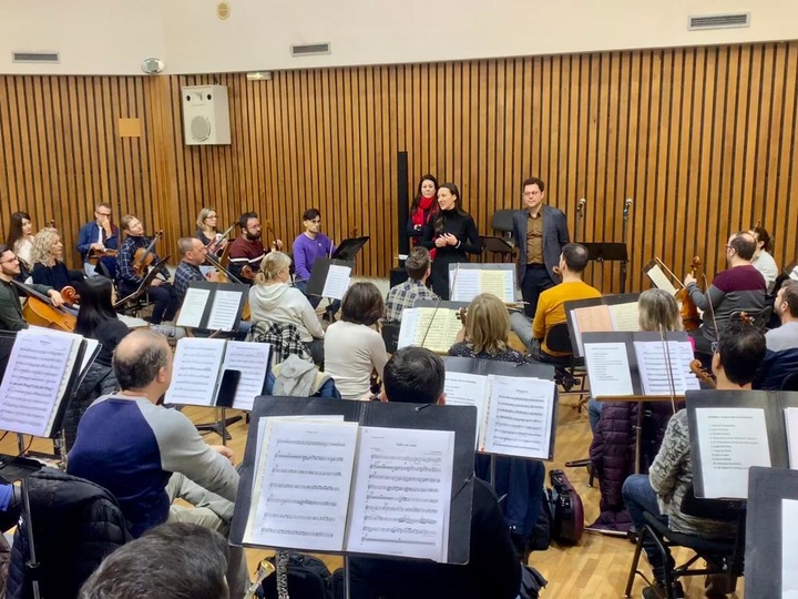 La consejera, dirigiendo unas palabras a los integrantes de la Orquesta de la Región de Murcia antes del inicio del ensayo.