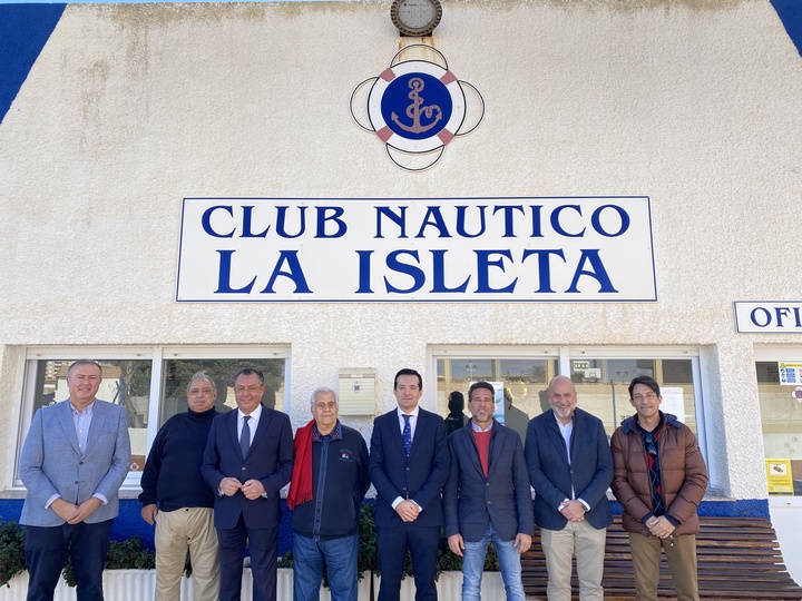 El consejero de Fomento e Infraestructuras, José Manuel Pancorbo, visitó el Club Náutico La Isleta, donde se reunió con representantes de este puerto deportivo