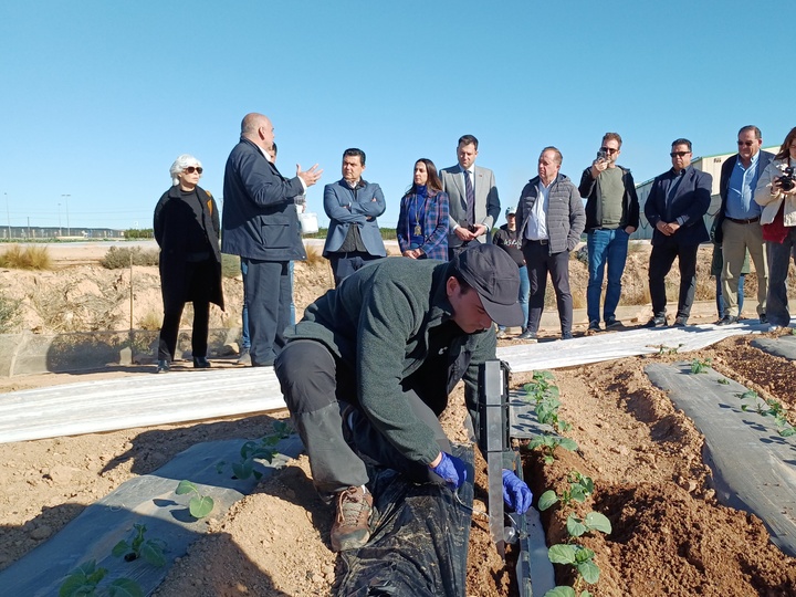 Un técnico instalando una de las sondas del Grupo Operativo NITRO-Control en los terrenos de Los Ritas,  San Javier