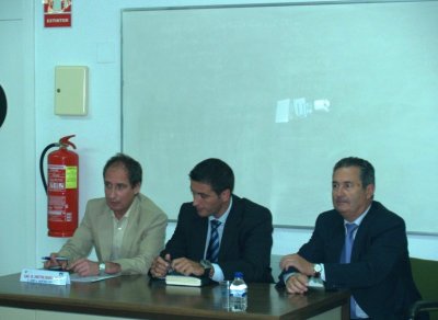 El director del Servicio Regional de Empleo y Formación, Ginés Martínez, se reúne con los representantes de las empresas subcontratistas que van a trabajar en el proyecto de ampliación de la refinería de Repsol en el Valle de Escombreras
