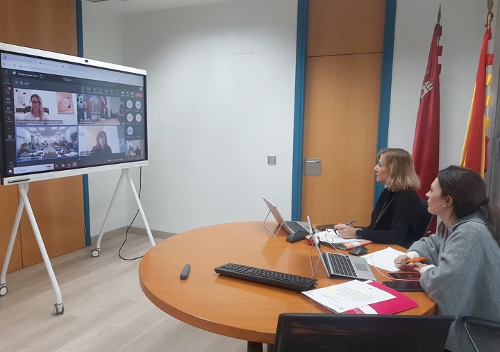 La directora general de Servicios Sociales, Tercer Sector y Gestión de la Diversidad, María José de Maya, y la directora general de Familias, Infancia y Conciliación, María Luisa Lozano, durante la Conferencia Sectorial de Inmigración