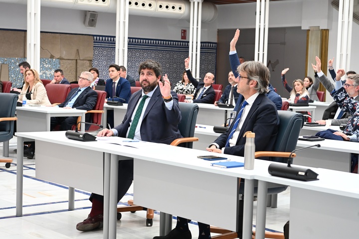 El presidente de la Comunidad, Fernando López Miras, en la votación del Proyecto de Ley de Presupuestos Generales de la Comunidad Autónoma de la Región de Murcia para 2024.
