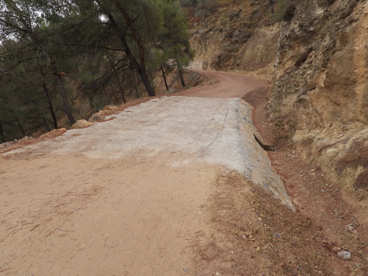 Imagen del artículo La Comunidad mejora el drenaje del camino forestal Los Puros en El Valle