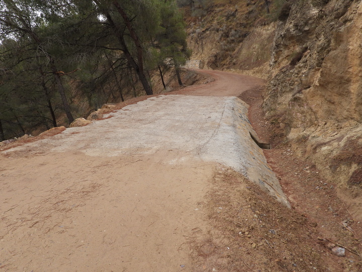 Contraste del camino forestal Los Puros en el Parque Regional El Valle y Carrascoy con el hormigón y la capa de arena con la que se ha cubierto el mismo