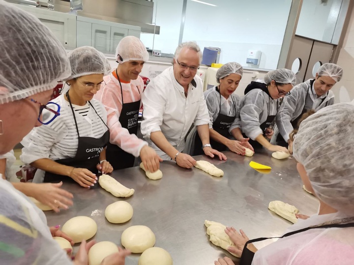 El pastelero Javier Mármol, rodeado de alumnos, durante uno de los cursos celebrados en anteriores ediciones.